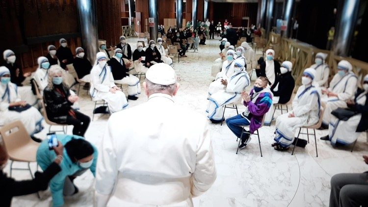 El papa Francisco visita a las personas necesitadas que se vacunaron en el Vaticano