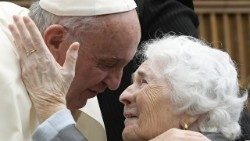 El Papa a los ancianos: Dios envía ángeles para consolar nuestra soledad