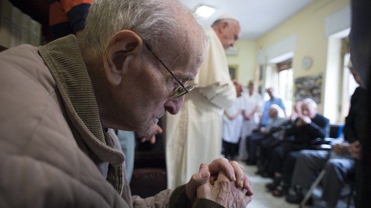 «La vejez no es una enfermedad», dice el Papa a sacerdotes
