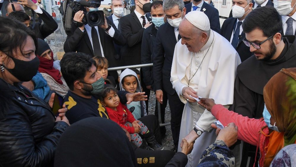El Papa reza con migrantes en un centro de acogida de Grecia￼