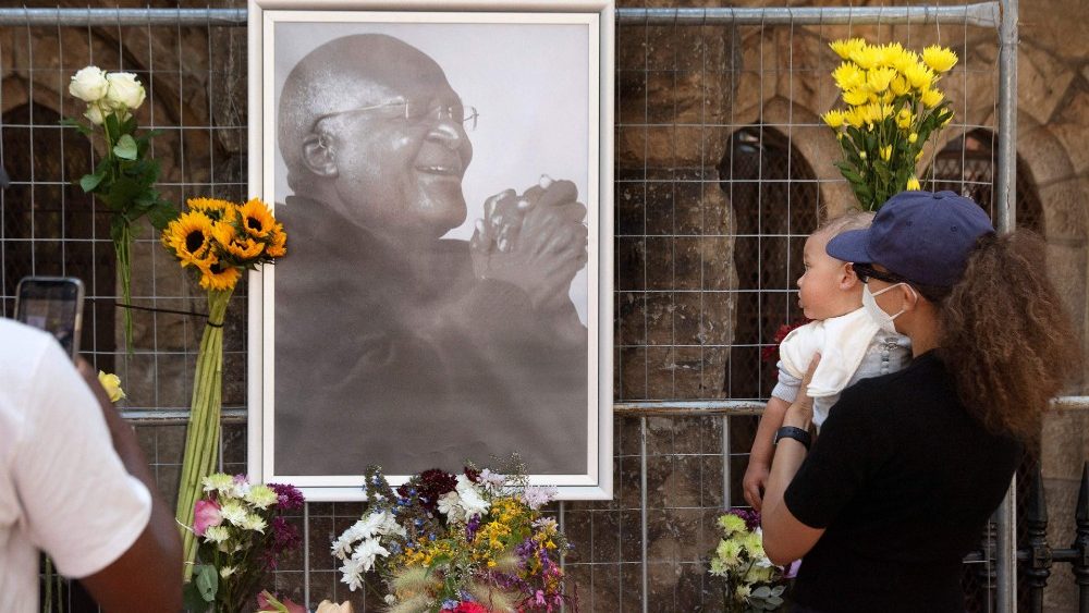 La tristeza del Papa por la muerte del Arzobispo sudafricano Desmond Tutu￼