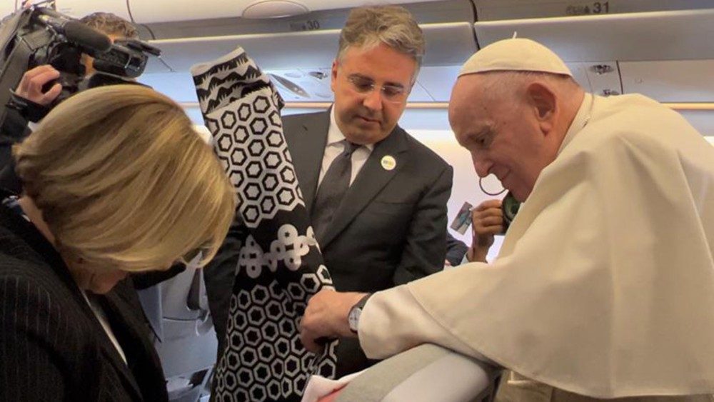 El Papa recibe «capulana» de Mozambique en recuerdo de la hermana De Coppi￼