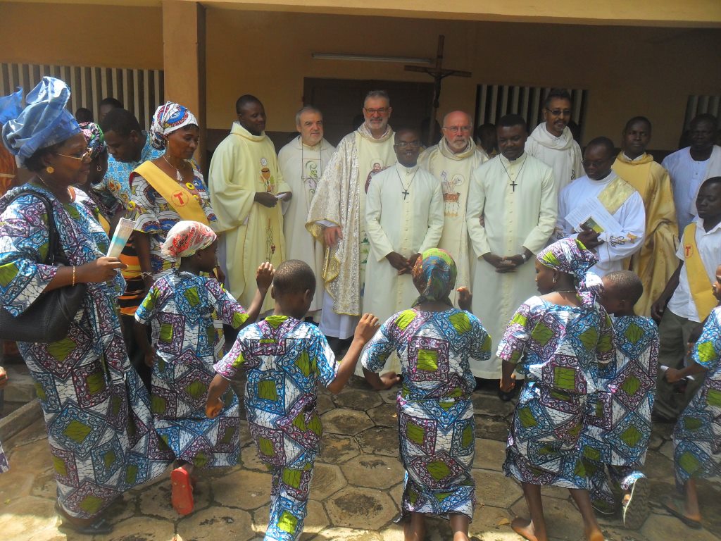 Retorno a la fe católica de un gran número de antiguos adeptos de la secta Banamè en Benín￼
