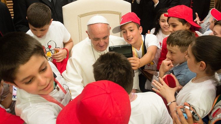 Llueven buenos deseos al Papa tras someterse a operación