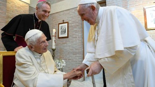 Pide Francisco que oremos por Benedicto XVI que está muy enfermo￼