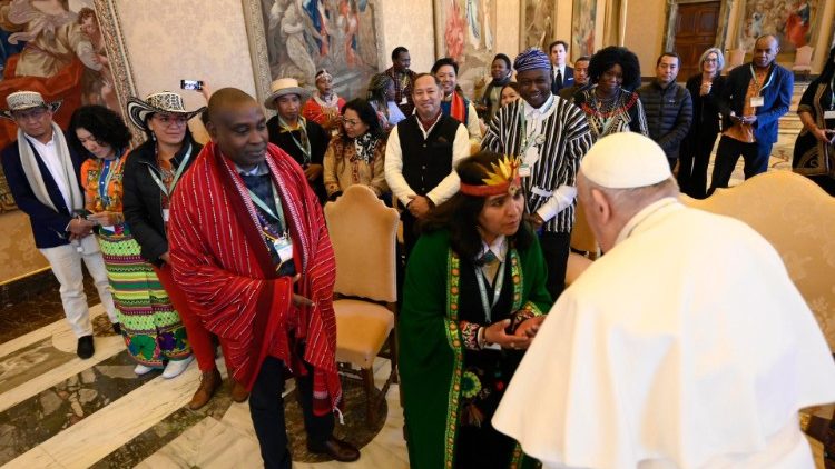 El Papa con el Foro de los Pueblos Indígenas