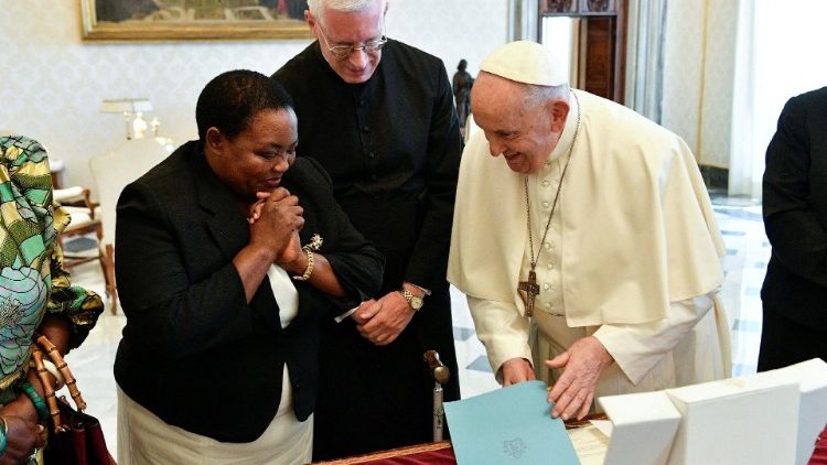 Recibe el papa Francisco a la primera ministra de Uganda