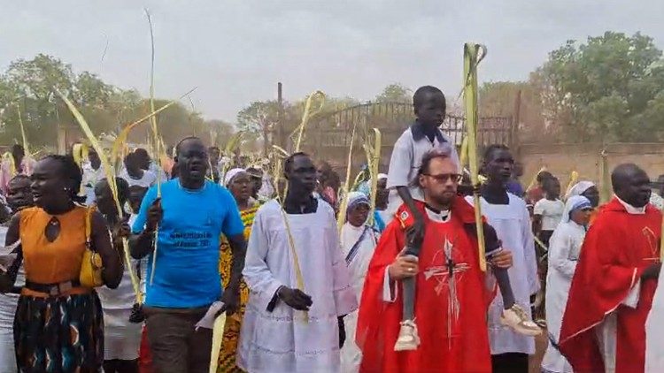 «En Sudán del Sur, la Pascua nos da el valor de optar por la paz»: obispo Carlassare