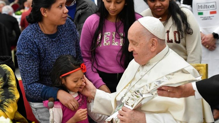 «Los pobres tienen un lugar privilegiado en el corazón de Dios»: Papa Francisco