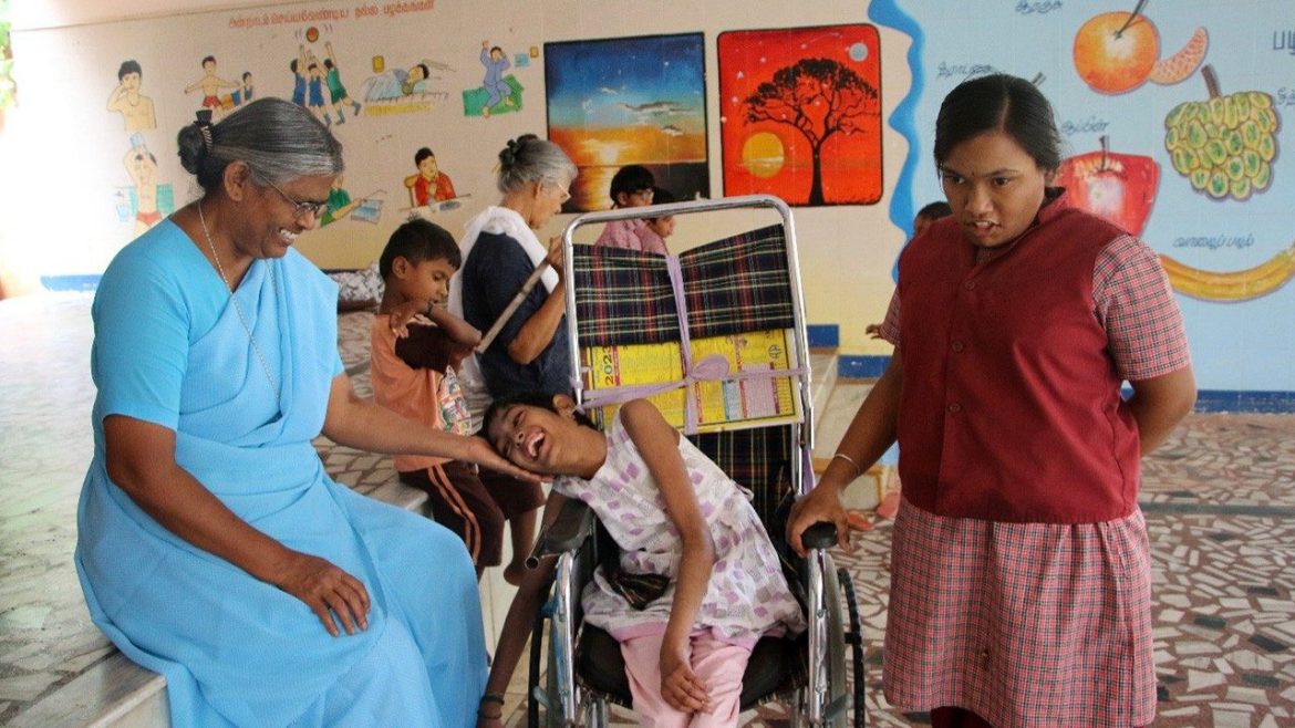 India: Hermanas de la Caridad de Nazaret al cuidado de niños con discapacidades