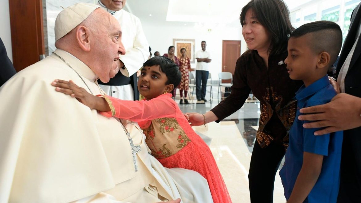 Primera cita del Papa dedicada a los huérfanos y refugiados en Indonesia