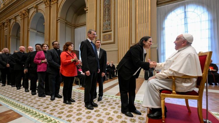 «La Teología necesita el aporte femenino, sólo de hombres es a medias»: Francisco