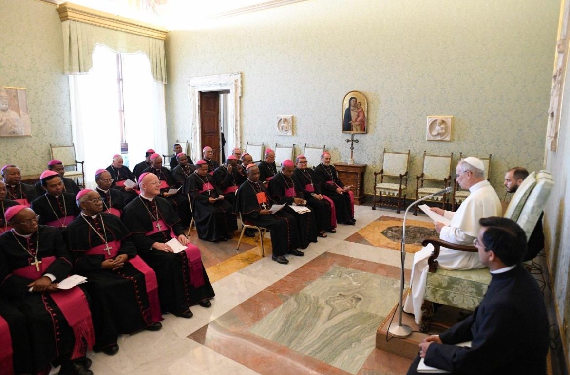El papa a los obispos de Madagascar: «No aparten la mirada de los pobres»