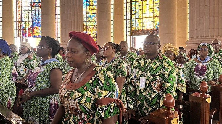 Obispo de N’Dali celebra misa en la aldea atacada por yihadistas de Nigeria